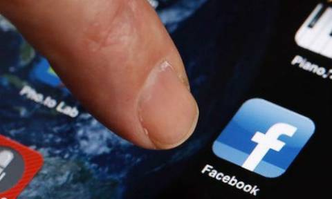 Facebook: Οι περισσότεροι συνδέονται πλέον από τα κινητά