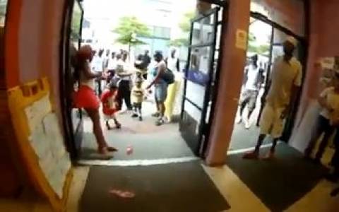 Βίντεο: Ακινητοποίησε γυναίκα με όπλο τέιζερ μπροστά στα παιδιά της
