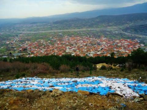 Εντυπωσιακό: Τεράστια ελληνική σημαία στην κορυφή βουνού (pics)