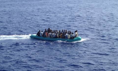 Λαθρομετανάστες είδαν τους λιμενικούς και πήγαν να βουλιάξουν τη βάρκα
