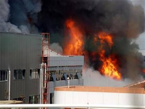 Συναγερμός στην Κωνσταντινούπολη από πυρκαγιά σε εργοστάσιο χημικών