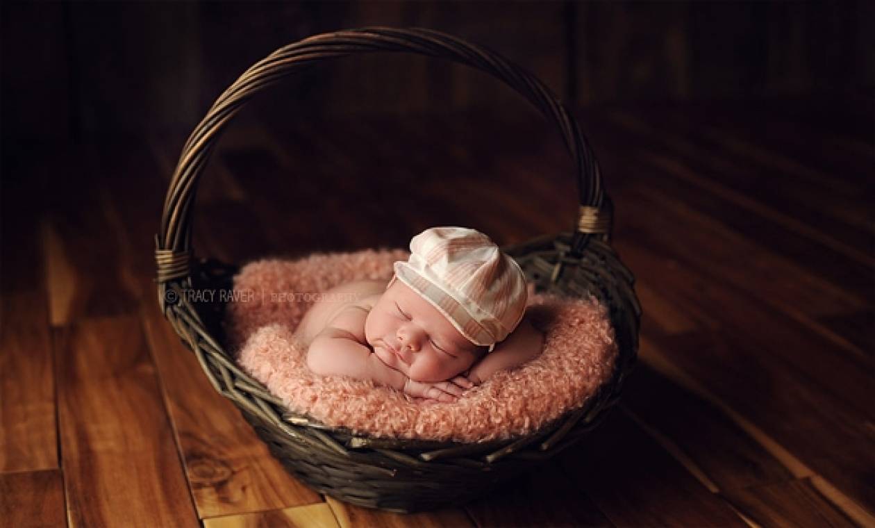 Спать в люльку. Младенец в люльке. Фотосессия новорожденного в корзине. Колыбель для новорожденного. Корзинка для ребенка новорожденного.