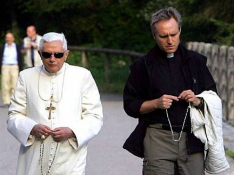«Ο Πάπας είναι gay και ερωτευμένος με τον γραμματέα του»