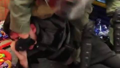 Βίντεο: Βίαιη σύλληψη διαδηλωτή από τα ΜΑΤ