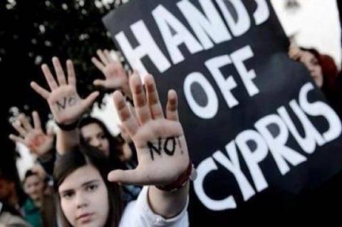 Στο πλευρό της Κύπρου οι Κρητικοί – Βουβή διαμαρτυρία στο Ηράκλειο