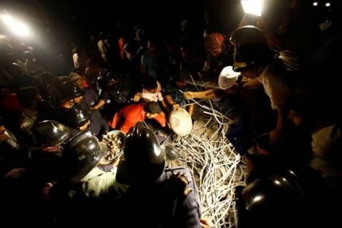 Ινδία: 35 νεκροί ανασύρθηκαν από τα συντρίμμια του κτηρίου