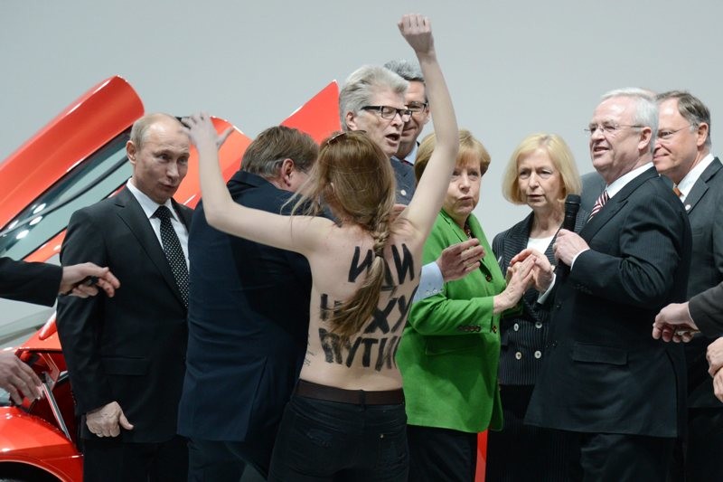 Η αντίδραση Μέρκελ και Πούτιν μπροστά στις γυμνόστηθες ακτιβίστριες