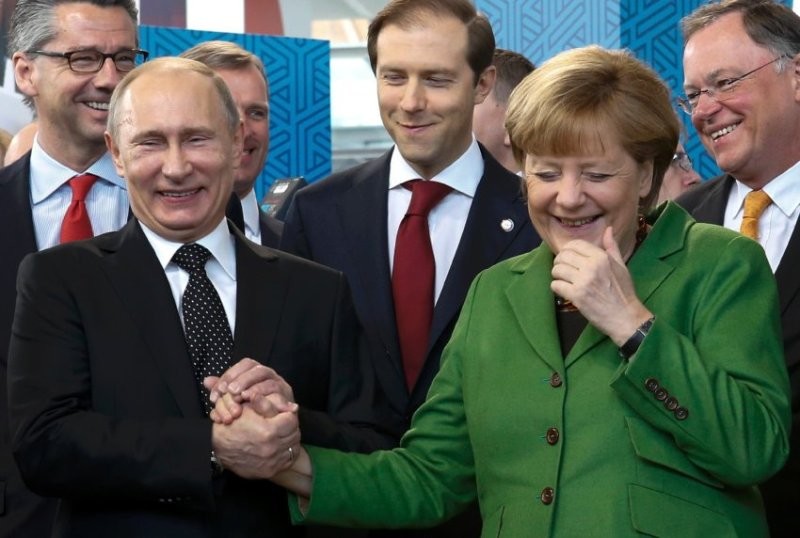 Η αντίδραση Μέρκελ και Πούτιν μπροστά στις γυμνόστηθες ακτιβίστριες