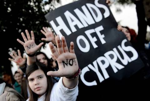 Ισλανδία προς Κύπρο:Να μη πληρώνουν οι πολίτες τους κερδοσκόπους!