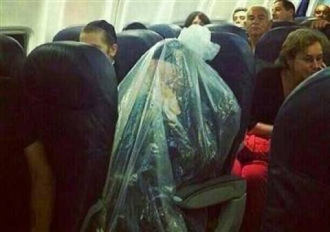 ΑΠΙΣΤΕΥΤΟ: Κλείστηκε σε πλαστική σακούλα εν ώρα πτήσης!