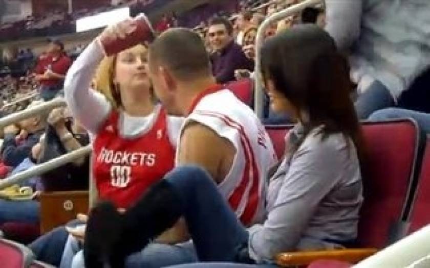Βίντεο: Την φίλησε στο γήπεδο και δείτε τι έγινε!