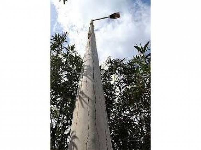 Χανιά: Οι ισχυροί άνεμοι «σήκωσαν» κολώνα της ΔΕΗ
