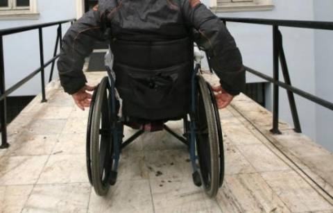 «Αν μου κόψουν την αναπηρική σύνταξη, θα πρέπει να κόψω το χέρι μου!»