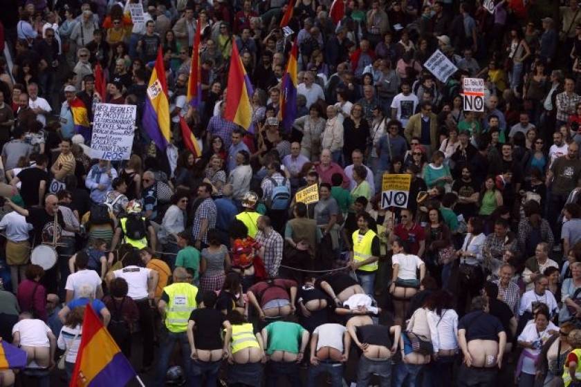 ΑΠΙΣΤΕΥΤΗ ΦΩΤΟ: Ισπανοί διαδηλωτές «τα έδειξαν» στην Τρόικα!