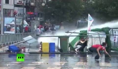 Απίστευτη αγριότητα: Αστυνομικό όχημα παρασύρει διαδηλωτή στην Τουρκία