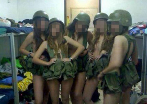 4 στρατιωτίνες βρήκαν τον.. μπελά τους λόγω γυμνών φωτογραφιών