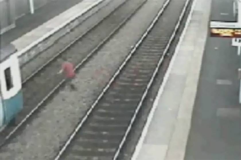 Βίντεο-ΣΟΚ: Ρίσκαρε τη ζωή του για να προλάβει το τρένο!