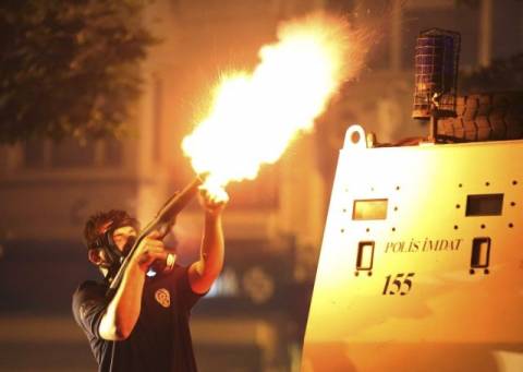Βίντεο - ΣΟΚ: Υδροφόρα παρέσυρε διαδηλωτή στην πλατεία Ταξίμ (pics)!