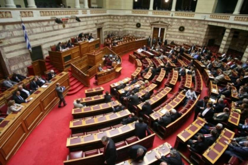 Σφοδρή αντιπαράθεση στη Βουλή για τις πολιτικές εξελίξεις