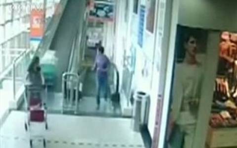 Βίντεο-ΣΟΚ: Τη σκότωσε ένα καροτσάκι μέσα σε σουπερμάρκετ