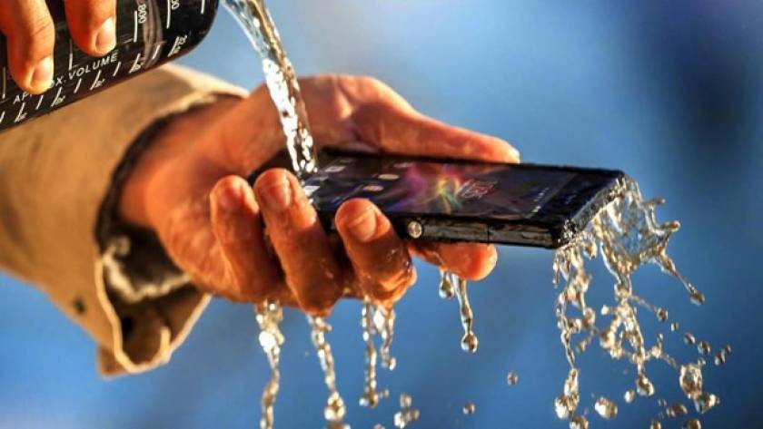 Τι να κάνετε αν το κινητό σας πέσει στο νερό!