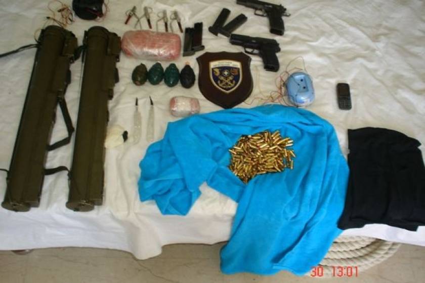 Τα όπλα που βρέθηκαν στην κατοχή των υπόπτων για τρομοκρατία (pics)