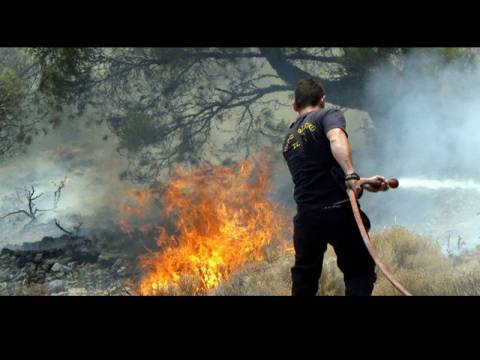 Απειλούνται σπίτια από τη φωτιά στο Μαρκόπουλο