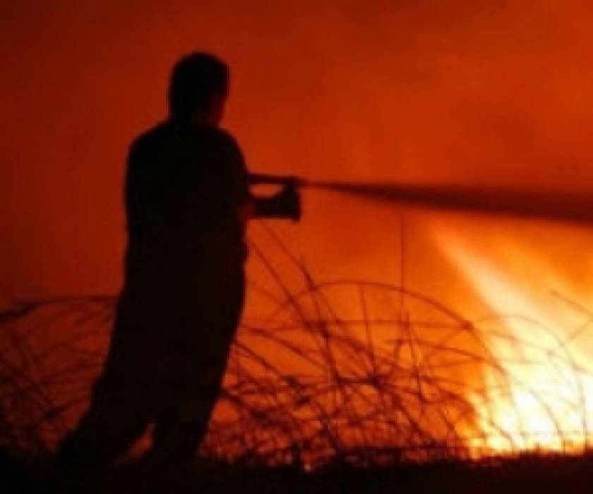 Πυρκαγιά στη Βαρυμπόμπη: Οι φλόγες πλησιάζουν σε οικισμό