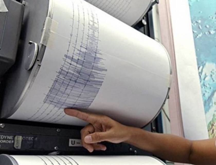 Σεισμός: Στους δρόμους οι κάτοικοι της Ελάτειας