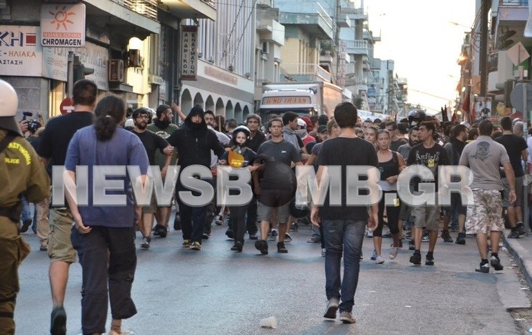 ΤΩΡΑ: Νέο αντιφασιστικό συλλαλητήριο στη Νίκαια (pics-vid)