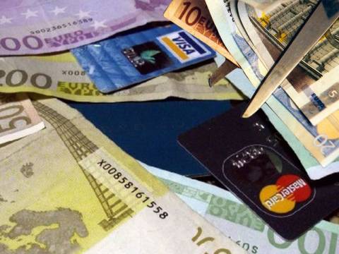 Σε κούρεμα δανείων και καρτών προχωρούν οι τράπεζες