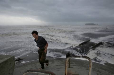 Συναγερμός στην Ιαπωνία για την άφιξη του ισχυρού τυφώνα Ουίφα