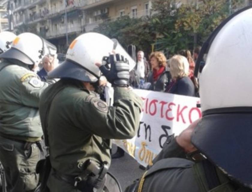 Διαμαρτυρία με πανό και με συνθήματα στην Τσιμισκή (pics+vid)
