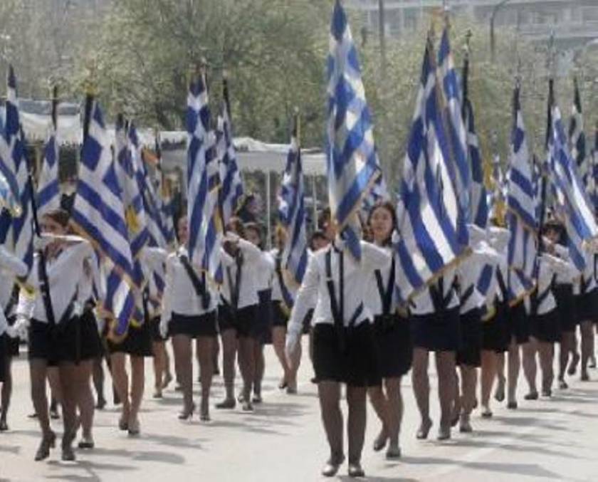 Σε εξέλιξη η μαθητική παρέλαση στη Θεσσαλονίκη (Βίντεο)