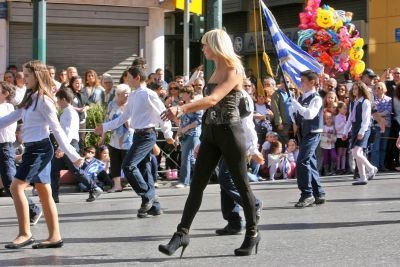 Η ξανθιά δασκάλα που έκλεψε τις εντυπώσεις στην παρέλαση της Αθήνας