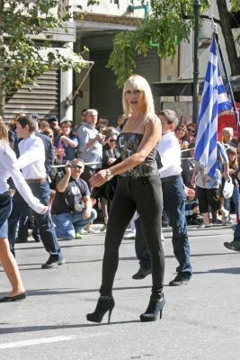 Η ξανθιά δασκάλα που έκλεψε τις εντυπώσεις στην παρέλαση της Αθήνας