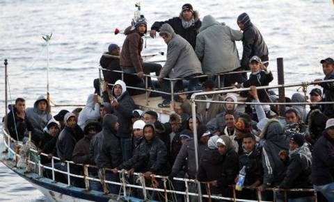 Αλιευτικό σκάφος με λαθρομετανάστες πλέει ανοιχτά της Πύλου