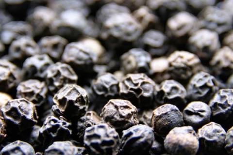«Μπλόκο» σε 14.000 κιλά μαύρου πιπεριού στον Πειραιά