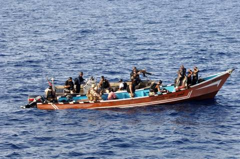 Δεν είναι φάρσα: Οι Σομαλοί πειρατές τρέχουν να σωθούν όταν ακούν...