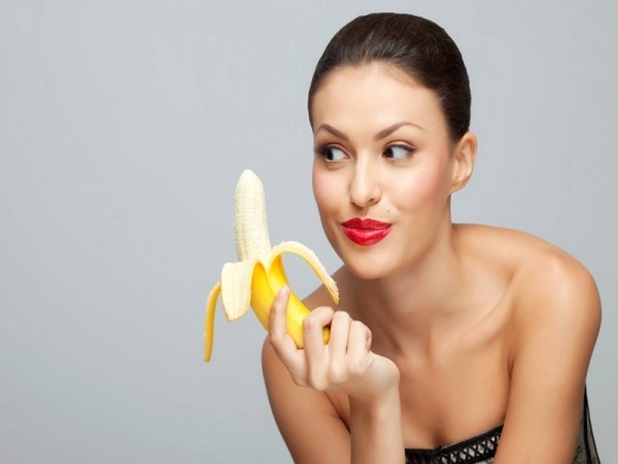 Реклама вибратора. Девушка с бананом. Девушка кушает банан. Красивая девушка с бананом. Брюнетка с бананом.