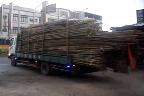 Πως ξεφορτώνεις ένα φορτηγό γεμάτο με bamboo; (βίντεο)