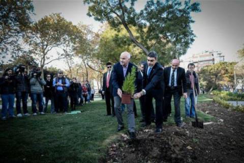 Ο Ερντογάν προκαλεί και ο ΓΑΠ φυτεύει δέντρα στην Τουρκία (vid)