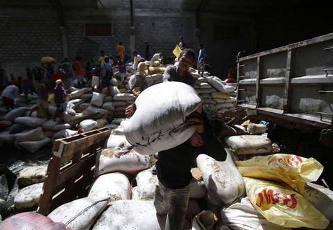 Φιλιππίνες: 8 άνθρωποι ποδοπατήθηκαν σε λεηλασία αποθήκης ρυζιού