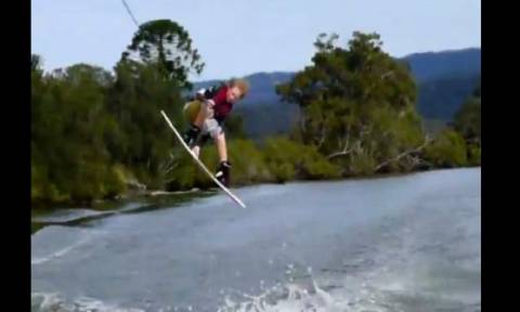 Θαλάσσιο σκι από 10χρονο επαγγελματία (βίντεο)
