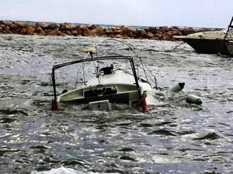 Ταχύπλοο σκάφος βυθίστηκε στο λιμάνι της Καβάλας