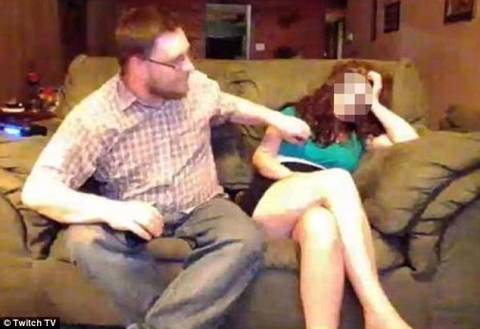 ΣΑΛΟΣ: Έγδυσε τη γυναίκα του και το μετέδωσε live στο διαδίκτυο