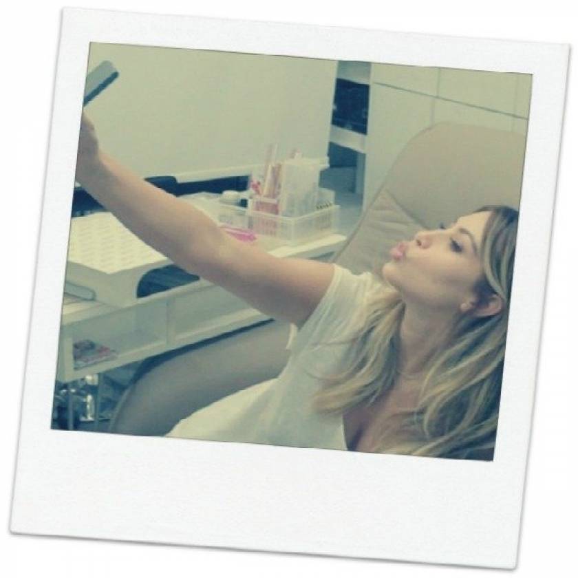 H Kim Kardashian δίνει οδηγίες για να τραβήξετε μια selfie πόζα