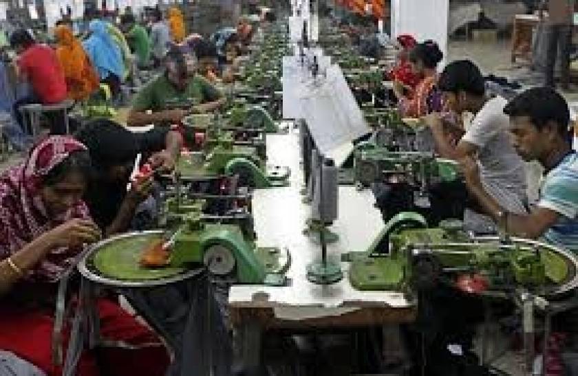 Μπαγκλαντές: Kάηκε ολοσχερώς εργοστάσιο ρούχων με επώνυμες μάρκες