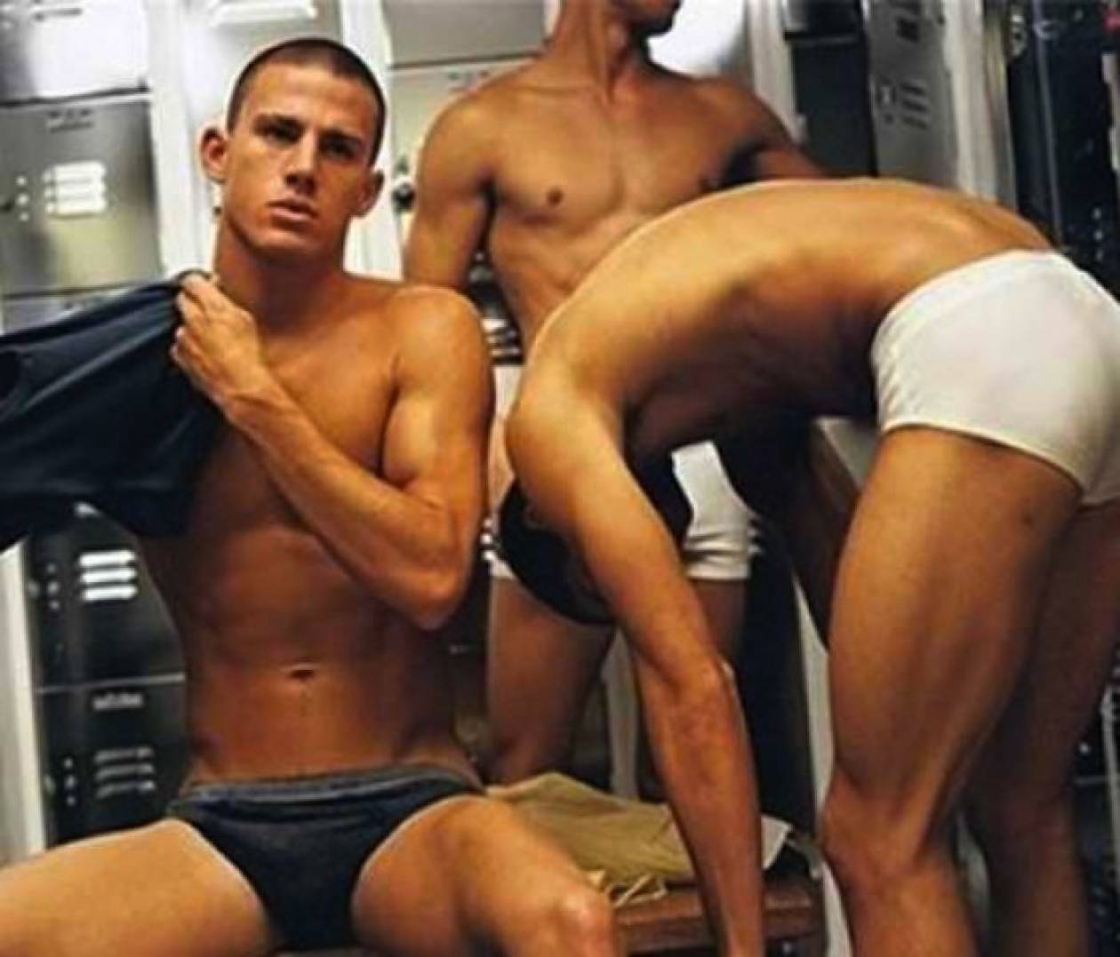 голые парни в раздевалке гей фото 92
