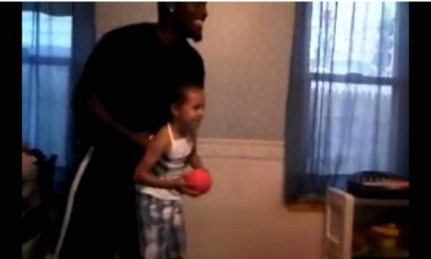 Το πιο εντυπωσιακό κάρφωμα μπάσκετ που θα μπορούσε ένα παιδί (Video)